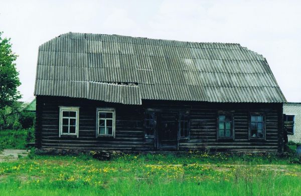  Plisa, village (Pliski selsovet). Byly dom Edwarda Kamienskiego przeniesiony z Choniakowa do Plisy-stan 2010 (>70 lat)<br>Front domu z glownym wejsciem bez altany-widok od podworza w Plisie 